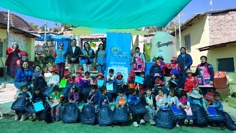 COOPAC San Cristóbal de Huamanga lleva alegría a niños de Aldeas Infantiles con donación de mochilas