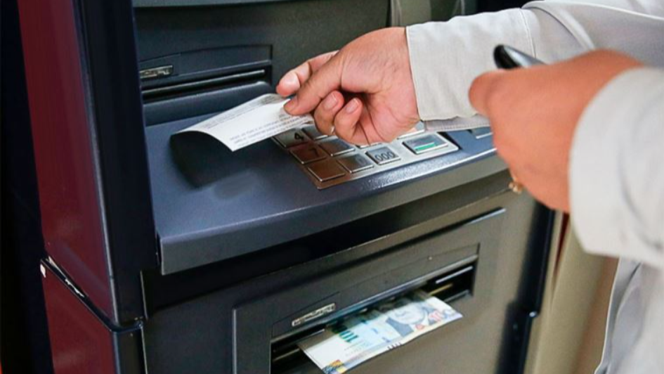 Bancos no podrán cobrar a clientes por retirar dinero de cajeros en provincias